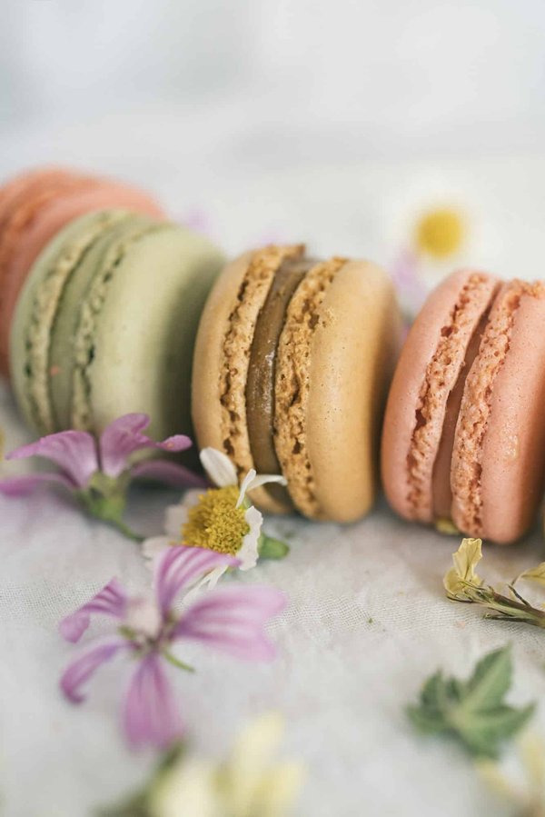 Quels sont les secrets pour réussir des macarons à la framboise avec une coque croquante et un cœur fondant ?