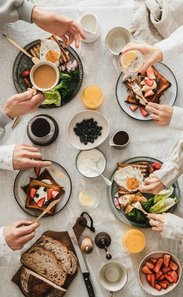 Quels sont les avantages de proposer un menu de brunch sans gluten dans un café urbain?